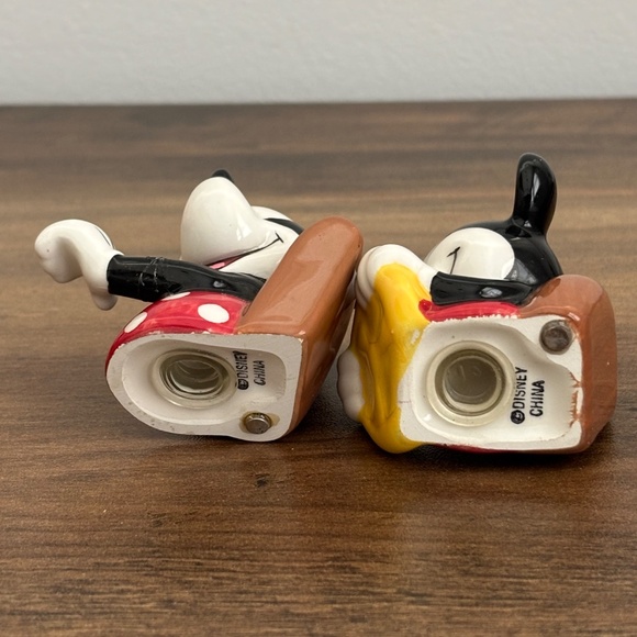 Walt DISNEY Salt & Pepper Shakers Magnetic MICKEY & MINNIE MOUSE Retro Red CAR 3 - Picture 12 of 15